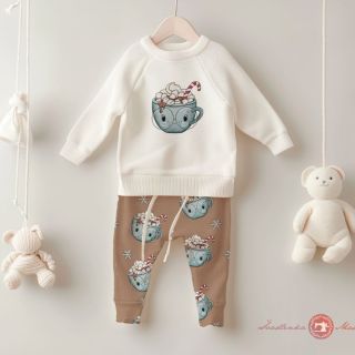 Každý steh vypráví vánoční příběh ✨ Naše látky pro malé snílky jsou měkké jako pohlazení a krásné jako první sníh ❄️...